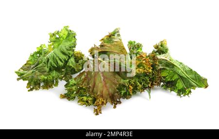 Croustilles cuites au four savoureuses isolées sur blanc Banque D'Images