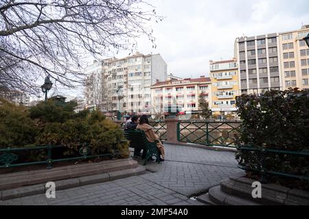 Eskisehir, Turquie - 01-17-2023: Vue sur la rivière Porsuk à Eskisehir. Vue sur la rivière Porsuk et les bâtiments environnants au coucher du soleil. Banque D'Images