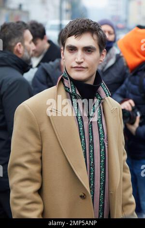 MILAN, ITALIE - 15 JANVIER 2023: Rocco Fasano avant Etro défilé de mode, Milan Fashion week Street style Banque D'Images