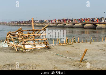 Pèlerins traversant le Gange sur un pont temporaire, Allahabad Kumbh Mela, le plus grand rassemblement religieux du monde, de l'Uttar Pradesh, Inde Banque D'Images
