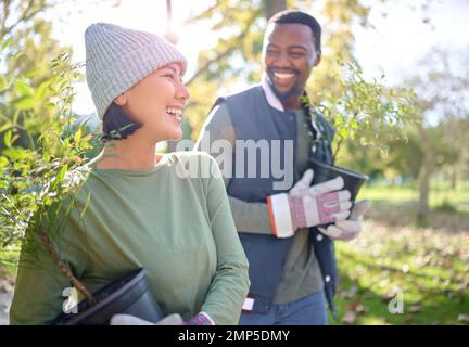 Amis, agriculture et gens sur une ferme heureux et tenant une plante pour la croissance comme durabilité dans l'environnement. Femme, homme noir et agriculteur Banque D'Images