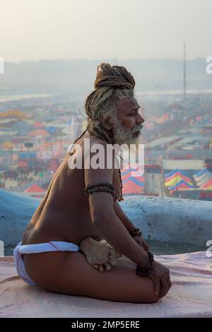 Rome Baba pratiquant le yoga, pour un usage éditorial uniquement, Allahabad Kumbh Mela, le plus grand rassemblement religieux, de l'Uttar Pradesh, Inde Banque D'Images