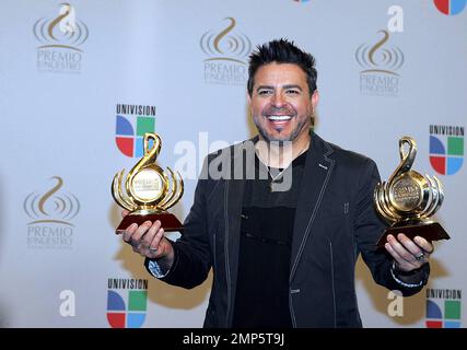 Luis Enrique célèbre son prix Premio Lo Nuestro 2010 à l'American Airlines Arena de Miami, en Floride. 2/18/10. Banque D'Images