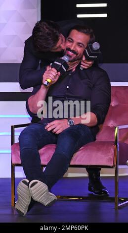 L-R Bollywood acteur Shahrukh Khan Kiss acteur John Abraham (assis) lors de la conférence de presse de succès de son nouveau film 'Pathaan' à Mumbai. (Photo par Ashish Vaishnav / SOPA Images/Sipa USA) Banque D'Images