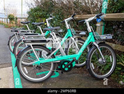 Beryl Bikes garés à Mousehole, Cornwall les E-Bikes sont nouveaux à Cornwall, ils sont un programme financé par le conseil et ils sont loués simplement en utilisant une application Banque D'Images