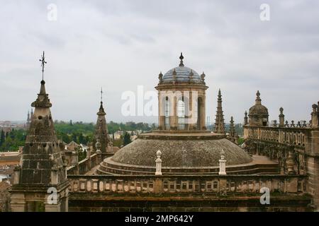 Vue sur le toit de l'hôtel sur la cathédrale Sainte-Marie du See Seville Andalousie Espagne Banque D'Images