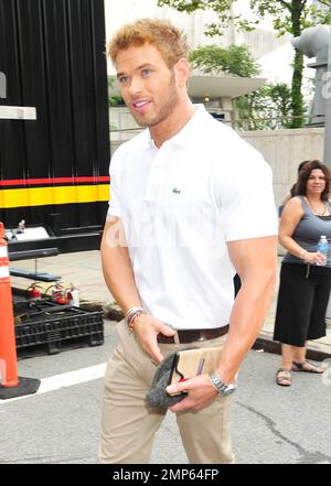 Kellan Lutz, acteur de la série « Twilight », arrive à la Mercedes-Benz New York Fashion week Printemps/été 2012. New York, NY 10th septembre 2011. Banque D'Images