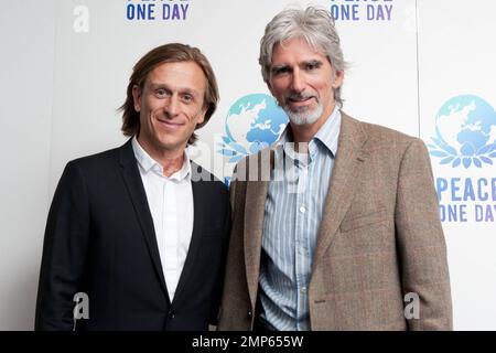 Damon Hill et le fondateur Jeremy Gilley assistent au concert « Global Trêve » de Peace One Day Celebration 2011 qui s'est tenu à l'Arena O2, Londres, Royaume-Uni. 21st septembre 2011. Banque D'Images