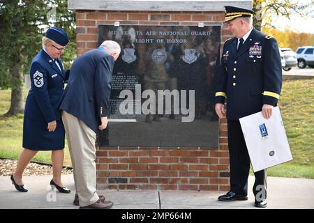 La cérémonie de vol d'honneur de la Garde nationale aérienne du Minnesota s'est déroulée à la 148th Fighter Wing, Duluth, Minnesota, le 9 octobre 2022. La cérémonie a reconnu les aviateurs passés et présents de l'aile Fighter 148th et de l'aile Airlift 133rd pour leurs réalisations professionnelles remarquables, leur service et leur héroïsme. Banque D'Images