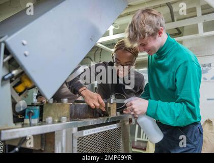 Le technicien en électronique aéronautique Airman Lauren Morrisonbell, à gauche, de Fayetteville, en Caroline du Nord, affecté aux « Tomcatters » du Strike Fighter Squadron (VFA) 31, et au compagnon d'électricien d'aviation 3rd de classe Logan Gordon, d'Austin, au Texas, affecté aux « Spartaans » du Helicopter Maritime Strike Squadron (HSM) 70, Affecté temporairement au service technique du porte-avions USS Gerald R. Ford (CVN 78), nettoyer une unité de fusion de compression (CPU) dans le système de destruction des déchets d'arc plasma (PAPDS), 9 octobre 2022. Le Gerald R. Ford Carrier Strike Group (GRFCSG) est déployé dans l'ATL Banque D'Images