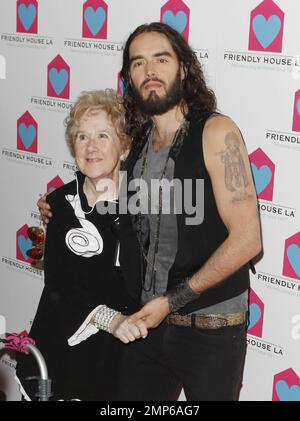 Peggy Albrecht et Russell Brand à l'amicale Maison LA Annual Awards déjeuner Gala tenu à l'Hôtel Beverly Hilton à Beverly Hills, CA. 27th octobre 2012. Banque D'Images