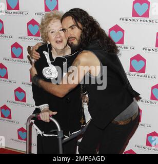 Peggy Albrecht et Russell Brand à l'amicale Maison LA Annual Awards déjeuner Gala tenu à l'Hôtel Beverly Hilton à Beverly Hills, CA. 27th octobre 2012. Banque D'Images