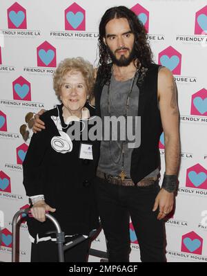 Peggy Albrecht et Russell Brand à l'amicale Maison LA Annual Awards déjeuner Gala tenu à l'Hôtel Beverly Hilton à Beverly Hills, CA. 27th octobre 2012. Banque D'Images