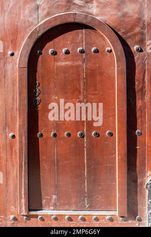 Ancienne porte en bois d'une ancienne mosquée. Photo de haute qualité Banque D'Images