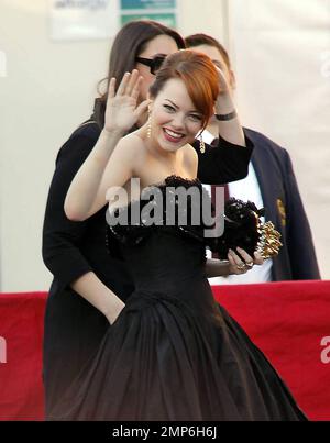 Emma Stone arrive aux prix annuels de la Guilde des acteurs de l'écran 18th qui se tiennent à l'Auditorium du Sanctuaire. Los Angeles, Californie. 29th janvier 2012. Banque D'Images