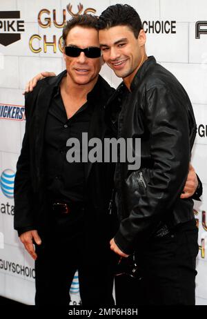 L'acteur Jean-Claude Van Damme (L) avec son acteur Kristopher Van Varenberg à l'occasion des prix « Guys Choice » 2012 de Spike TV, qui ont eu lieu aux studios Sony de Los Angeles, en Californie. 2nd juin 2012. Banque D'Images