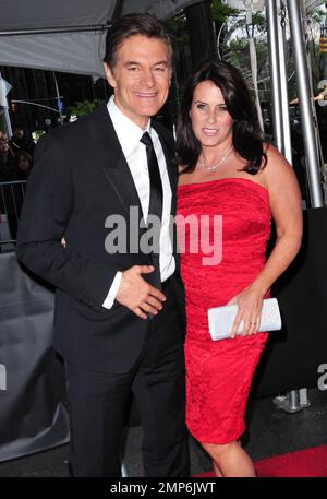 Le Dr Oz et la femme Lisa assistent au GALA DU TEMPS 100 célébrant Les 100 personnes les plus influentes DU TEMPS dans le monde au Jazz au Lincoln Center. New York, NY. 24th avril 2012. Banque D'Images