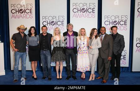 Jason Aldean, Casey Wilson, Jason O'Mara, Monica Potter, hôte Kaley Cuoco, Sophia Bush, Anthony Anderson et le producteur exécutif Mark Burnett à 2013 People's Choice Awards nominations annonces tenues au Paley Center for Media à Beverly Hills, CA. 15th novembre 2012. Banque D'Images