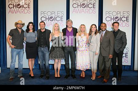 Jason Aldean, Casey Wilson, Jason O'Mara, Monica Potter, hôte Kaley Cuoco, Sophia Bush, Anthony Anderson et le producteur exécutif Mark Burnett à 2013 People's Choice Awards nominations annonces tenues au Paley Center for Media à Beverly Hills, CA. 15th novembre 2012. Banque D'Images