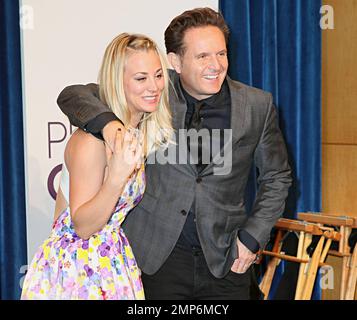 Hôte de Kaley Cuoco et producteur exécutif Mark Burnett à 2013 Prix du choix des personnes annonces de candidatures au Paley Center for Media à Beverly Hills, CA. 15th novembre 2012. Banque D'Images