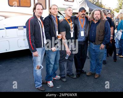 Les membres de la troupe « ons of anarchy », Kim Coates, Charlie Hunnam, theor Rossi, Emilio Rivera et Mark Boone Junior, arrivent à l'attraction Love Ride annuelle 25th. The Love Ride est le plus grand collecteur de fonds de motos d'une journée au monde et l'événement vedette de la California Bike week. Glendale, Californie. 10/26/08. Banque D'Images