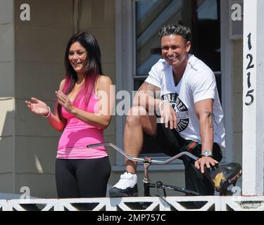 Jenni 'JWoww' Farley et Paul 'Pauly d'Delvecchio ainsi que le reste de l'émission de réalité de MTV, 'Jersey Shore' sont vus sur des scènes de tournage pour la sixième saison du spectacle à Seaside Heights à Jersey. Seaside Heights, NJ 7th juin 2012. . Banque D'Images