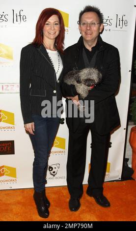 L'actrice « True Blood » Carrie Preston et le mari Michael Emerson posent avec leur chien sur le tapis lors de la deuxième collecte de fonds annuelle « A Night of Emotion » qui bénéficie D'Un chien de sauvetage de la vie tenue à LA Dogworks, une garderie pour chiens, l'embarquement, l'entraînement et le toilettage. Los Angeles, Californie. 02/03/11. Banque D'Images