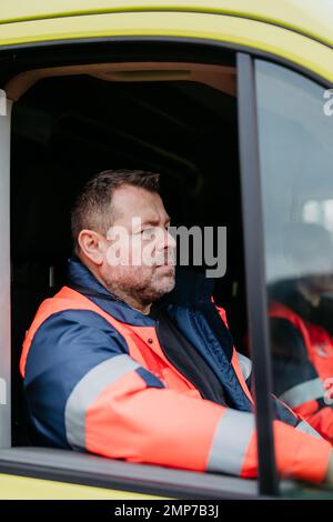 Portrait du médecin du secouriste assis dans une voiture d'ambulance. Banque D'Images