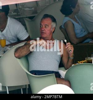 Exclusif !! Tony Sirico, mieux connu sous le nom de Pauly Walnuts de l'émission télévisée à succès « The Sopranos », se déchaîne dans un hôtel branché de Miami Beach, 5 heures sur 24, 10/06 jours sur 7 Banque D'Images