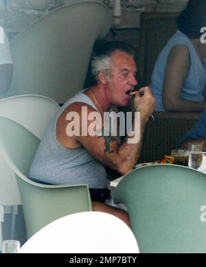 Exclusif !! Tony Sirico, mieux connu sous le nom de Pauly Walnuts de l'émission télévisée à succès « The Sopranos », se déchaîne dans un hôtel branché de Miami Beach, 5 heures sur 24, 10/06 jours sur 7 Banque D'Images