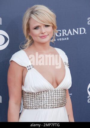Miranda Lambert, qui a remporté trois prix, Single Record of the Year, Song of the Year et Video of the Year, sur le tapis rouge aux Academy of Country Music Awards 46th qui se tiennent au MGM Grand Hotel. Las Vegas, Nevada 04/03/11. Banque D'Images