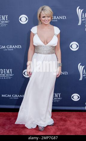 Miranda Lambert, qui a remporté trois prix, Single Record of the Year, Song of the Year et Video of the Year, sur le tapis rouge aux Academy of Country Music Awards 46th qui se tiennent au MGM Grand Hotel. Las Vegas, Nevada 04/03/11. Banque D'Images