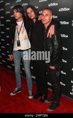 Les musiciens Bobby Alt, Adam Alt et Frank Zummo de Street Drum corps arrivent à l'événement Activision E3 2010 Preview qui s'est tenu au Staples Center la veille de l'Expo E3 (Electronic Entertainment Expo). E3 est une conférence annuelle de jeux vidéo présentant toutes les nouveautés des jeux vidéo, qui a lieu de 15 juin à 17 juin. Los Angeles, Californie. 06/14/10. Banque D'Images