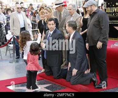 Adam Sandler est accompagné de sa femme Jackie, de ses filles Sadie et Sunny et de sa mère Judy pour la cérémonie lui décernant sa star sur le Hollywood Walk of Fame. Sandler a également été rejoint par les amis Kevin James, Henry Winkler et David Spade. Hollywood, Californie. 2/1/11. Banque D'Images