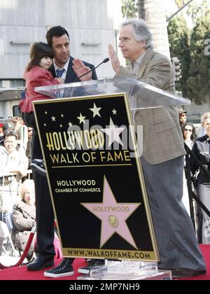 Adam Sandler est accompagné de sa femme Jackie, de ses filles Sadie et Sunny et de sa mère Judy pour la cérémonie lui décernant sa star sur le Hollywood Walk of Fame. Sandler a également été rejoint par les amis Kevin James, Henry Winkler et David Spade. Hollywood, Californie. 2/1/11. Banque D'Images