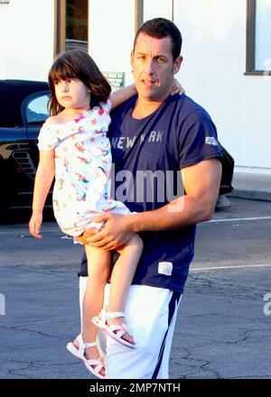 L'acteur Adam Sandler porte sa fille Sunny pendant une sortie à Malibu pendant les vacances de la fête du travail. Malibu, Californie 3rd septembre 2012. Banque D'Images