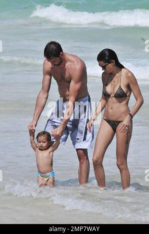 Adriana Lima, la fille Valentina et le mari Marko Jaric s'amusent dans le surf sur Miami Beach, FL, 31st juillet 2011. Banque D'Images
