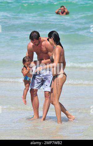 Adriana Lima, la fille Valentina et le mari Marko Jaric s'amusent dans le surf sur Miami Beach, FL, 31st juillet 2011. Banque D'Images