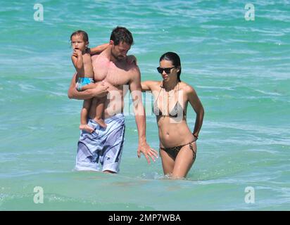 Adriana Lima, la fille Valentina et le mari Marko Jaric s'amusent dans le surf sur Miami Beach, FL, 31st juillet 2011. Banque D'Images