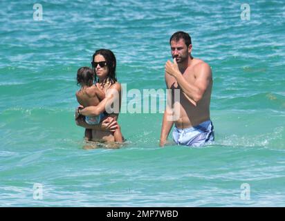 Adriana Lima, la fille Valentina et le mari Marko Jaric s'amusent dans le surf sur Miami Beach, FL, 31st juillet 2011. Banque D'Images