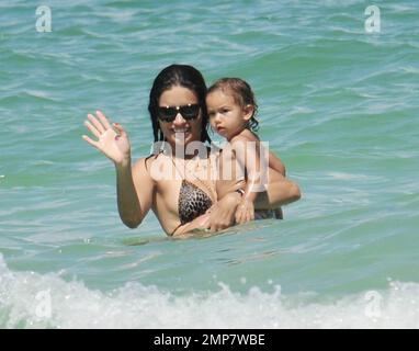 Adriana Lima, la fille Valentina et le mari Marko Jaric s'amusent dans le surf sur Miami Beach, FL, 31st juillet 2011. Banque D'Images