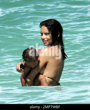 Adriana Lima, la fille Valentina et le mari Marko Jaric s'amusent dans le surf sur Miami Beach, FL, 31st juillet 2011. Banque D'Images