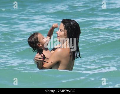 Adriana Lima, la fille Valentina et le mari Marko Jaric s'amusent dans le surf sur Miami Beach, FL, 31st juillet 2011. Banque D'Images