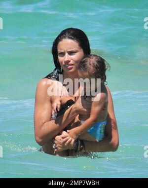 Adriana Lima, la fille Valentina et le mari Marko Jaric s'amusent dans le surf sur Miami Beach, FL, 31st juillet 2011. Banque D'Images