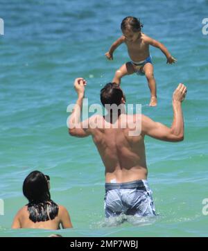 Adriana Lima, la fille Valentina et le mari Marko Jaric s'amusent dans le surf sur Miami Beach, FL, 31st juillet 2011. Banque D'Images