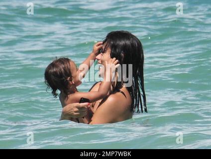 Adriana Lima, la fille Valentina et le mari Marko Jaric s'amusent dans le surf sur Miami Beach, FL, 31st juillet 2011. Banque D'Images