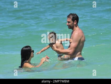 Adriana Lima, la fille Valentina et le mari Marko Jaric s'amusent dans le surf sur Miami Beach, FL, 31st juillet 2011. Banque D'Images