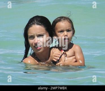 Adriana Lima, la fille Valentina et le mari Marko Jaric s'amusent dans le surf sur Miami Beach, FL, 31st juillet 2011. Banque D'Images