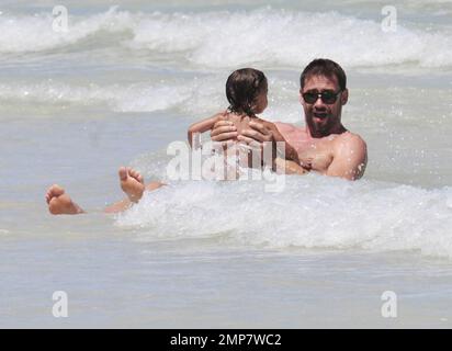 Adriana Lima, la fille Valentina et le mari Marko Jaric s'amusent dans le surf sur Miami Beach, FL, 31st juillet 2011. Banque D'Images