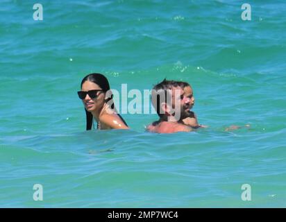 Adriana Lima, la fille Valentina et le mari Marko Jaric s'amusent dans le surf sur Miami Beach, FL, 31st juillet 2011. Banque D'Images